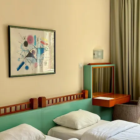 Apartment 25